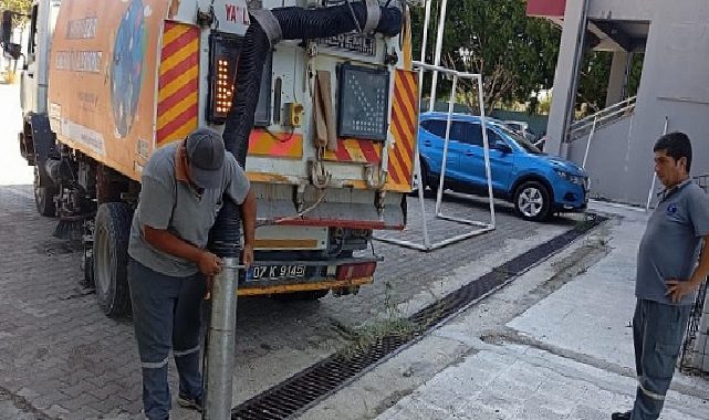Kemer’de okul bahçelerinde yeni eğitim yılı öncesi paklık çalışması