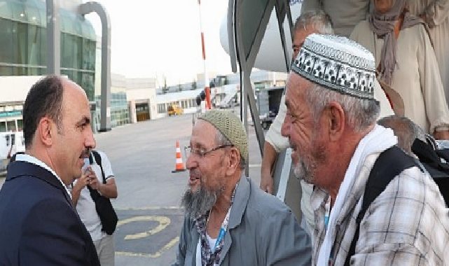 Lider Altay, Kutsal Topraklardan Dönen Vefa Umresi Birinci Kafilesinin Dönüş Heyecanına Ortak Oldu