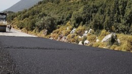 Lider Vekili Özdemir Kaş’ta devam eden asfalt çalışmalarını inceledi
