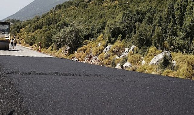 Lider Vekili Özdemir Kaş’ta devam eden asfalt çalışmalarını inceledi