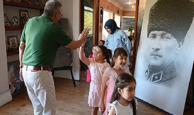 Minik yürekler bağış sertifikasını Lider Topaloğlu’na sundu