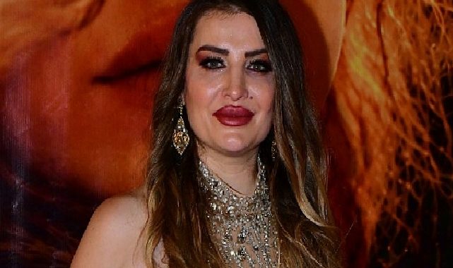 Nükhet Duru’dan Modacısı Zeynep Bozkaya’ya Kulisinde Övgü Yağmuru: “Kaya Üzere Modacım Beni de Taş Üzere Yaptı!”