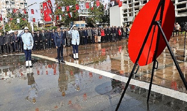 Antalya Büyükşehir’de Cumhuriyet coşkusu çelenkle taçlandı