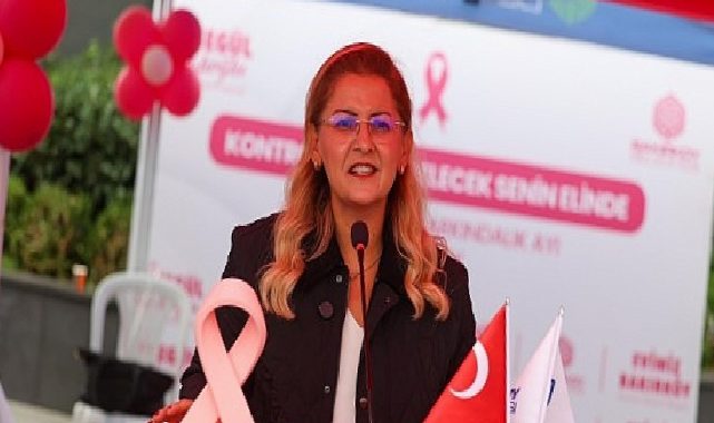 Bakırköy’de Pembe Şemsiyelerle Göğüs Kanseri Farkındalık Yürüyüşü