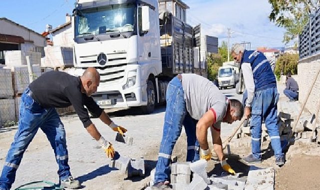 Burhaniye’de Yol Üretim ve Bakım Çalışmaları Sürüyor