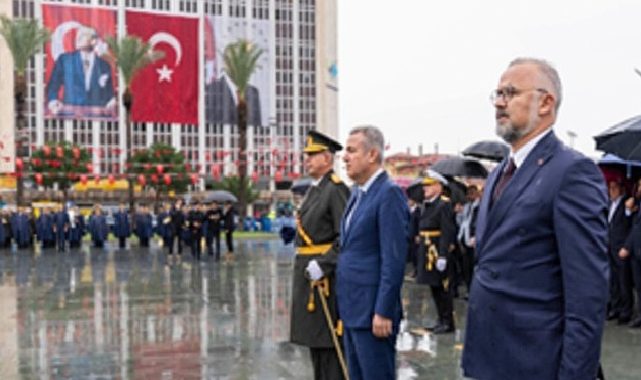 Cumhuriyet Bayramı kutlamaları çelenk sunma töreni ile başladı