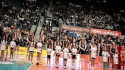 Eczacıbaşı Peron İstanbul, VakıfBank’ı konuk etti