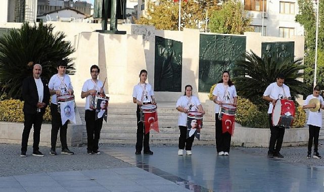 Efes Selçuk’ta Pürüz Tanımayan Gençlerden Cumhuriyet Coşkusu