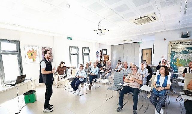 Efes Selçuk’ta Zeytin Üreticilerine Budama Eğitimi