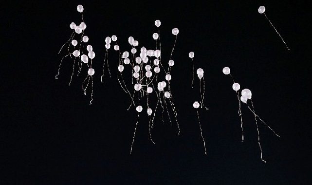 Gökyüzüne pembe balon bıraktılar
