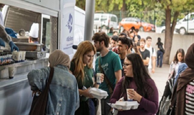 İzmir’de üniversiteliler Büyükşehir’e emanet