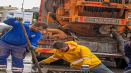 İzmir’de yağış mesaisi: İZSU 763 işçi ve 366 araçla alanda