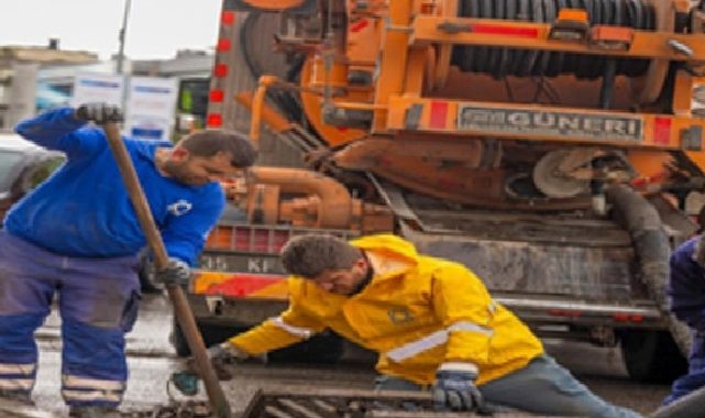 İzmir’de yağış mesaisi: İZSU 763 işçi ve 366 araçla alanda