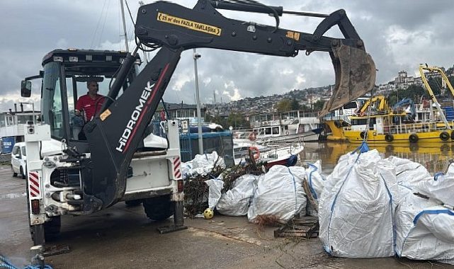 İzmit Körfezi’nde yağış sonrası paklık mesaisi