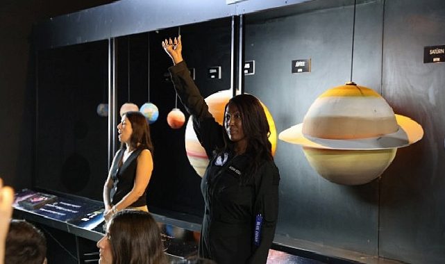 Karman Sınırını Geçen Astronot Aisha Bowe, Çiğli’de öğrencilerle buluştu
