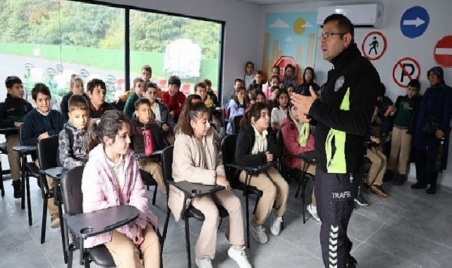 Kartepe’de Minik Öğrenciler Trafik Kurallarını Uygulamalı Öğreniyor
