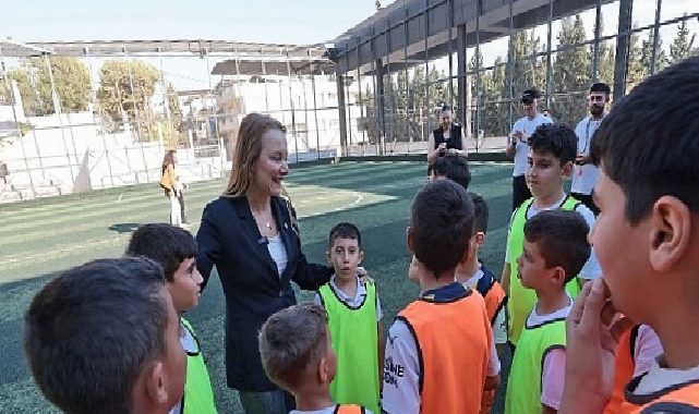 Lider Memnun Kış Spor Okulları’nda çocuklarla buluştu