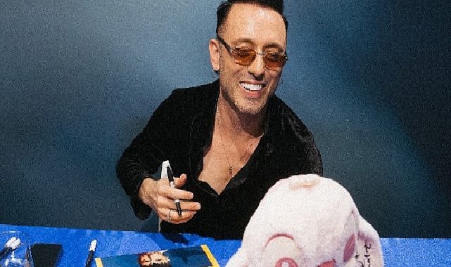 Mabel Matiz, ‘Aklıselim’ plağını hayranları için imzaladı