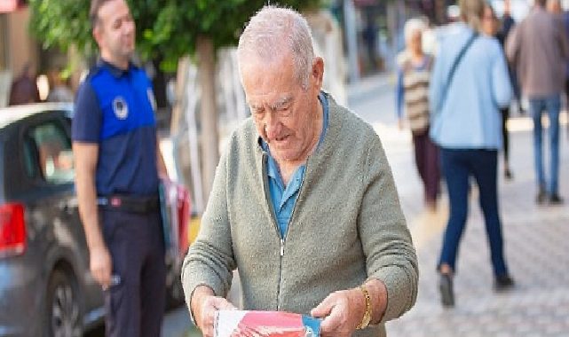 Narlıdere Belediyesinden Cumhuriyet Bayramı Öncesinde Esnafa Bayrak Dağıtımı