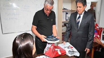 Öğrencilere fiyatsız kitapları dağıtıldı