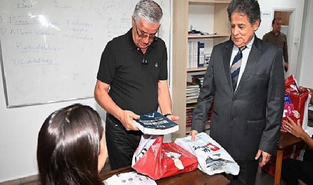Öğrencilere fiyatsız kitapları dağıtıldı