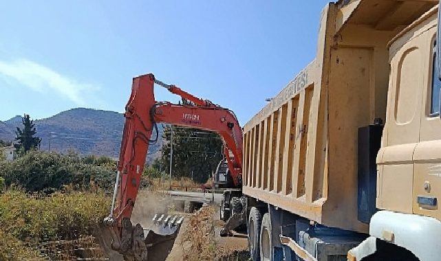 Takımlar yağmura karşı alanda