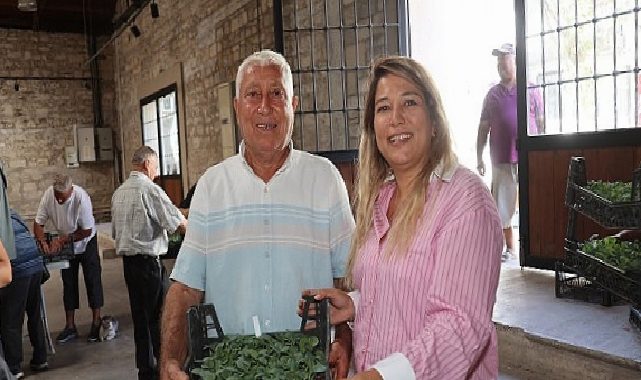 Urla’da üreticiye büyük takviye: 120 bin kışlık zerzevat fidesi dağıtıldı