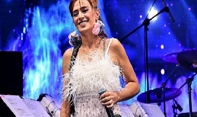 Yıldız Tilbe, Kıbrıs’ta 2 bin davetliye unutulmaz bir gece yaşattı!